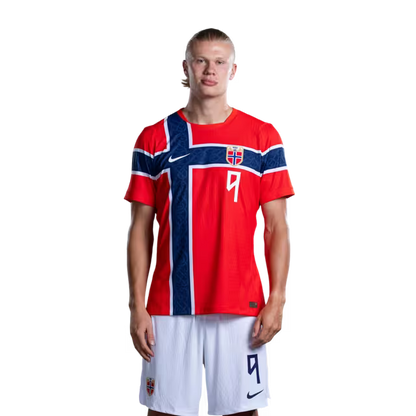 Norges landslag i fotball VM-drakt 2026 (spillerversjon/kampversjon) — Spisser: Nr. 7 Alexander SØRLOTH, nr. 9 Erling HAALAND, nr. 11 Jørgen STRAND LARSEN