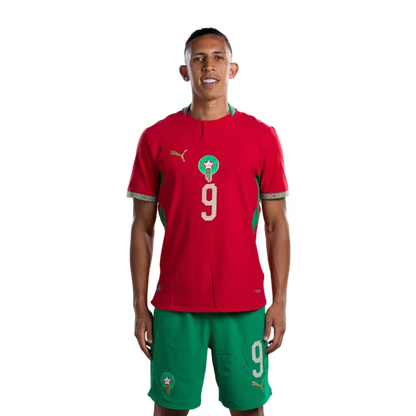 قميص المنتخب المغربي لكرة القدم لكأس العالم 2026 (نسخة اللاعبين/نسخة المباريات) — المهاجمون: رقم 9 سفيان رحيمي، رقم 10 إبراهيم دياز، رقم 17 أمين الصيباري.