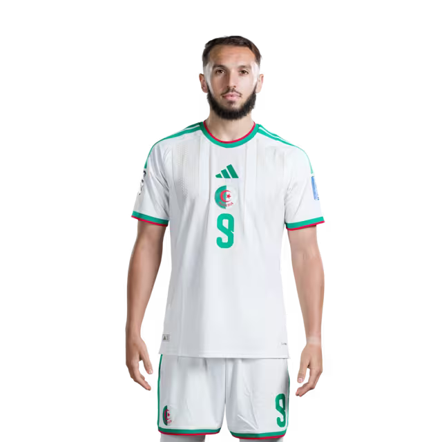 قميص المنتخب الجزائري لكرة القدم لكأس العالم 2026 (نسخة اللاعبين/نسخة المباريات) - المهاجمون: رقم 7 رياض محرز، رقم 9 أمين غويري، رقم 11 أنيس حاج موسى