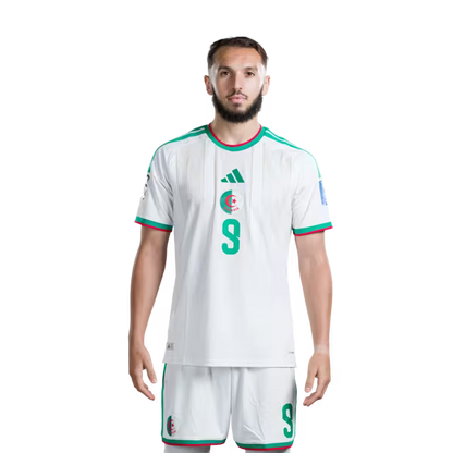 قميص المنتخب الجزائري لكرة القدم لكأس العالم 2026 (نسخة اللاعبين/نسخة المباريات) - المهاجمون: رقم 7 رياض محرز، رقم 9 أمين غويري، رقم 11 أنيس حاج موسى
