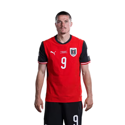 Österreichisches Nationalmannschaftstrikot für die WM 2026 (Spielerversion/Match-Version) – Mittelfeldspieler: Nr. 4 Xaver Schlager, Nr. 6 Nicolas Seiwald, Nr. 9 Marcel Sabitzer