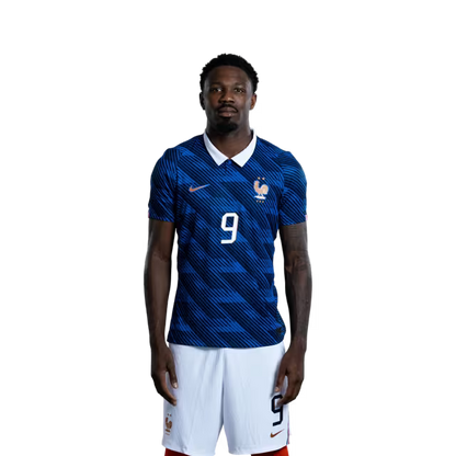 Maillot de l'équipe de France de football pour la Coupe du Monde 2026 (Version joueur/Version match) — Attaquants : n° 7 Ousmane DEMBÉLÉ, n° 9 Marcus THURAM, n° 10 Kylian MBAPPÉ