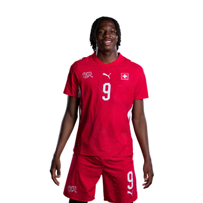 Schweizer Fußballnationalmannschaftstrikot 2026 (Spielerversion/Spielversion) — Mittelfeldspieler: Nr. 6 Denis Zakaria, Nr. 8 Remo Freuder, Nr. 9 Johan Manzambi