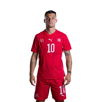 Schweizer Fußballnationalmannschaftstrikot 2026 (Spielerversion/Spielversion) — Mittelfeldspieler: Nr. 10 Granit Xhaka, Nr. 14 Ardon Jashari, Nr. 15 Djibril Sow