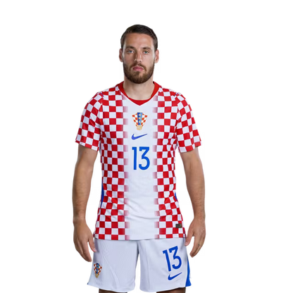 Dres hrvatske nogometne reprezentacije za Svjetsko prvenstvo 2026. (verzija za igrača/verzija za utakmicu) — Veznjaci: Br. 13 Nikola VLASIĆ, Br. 15 Mario PASALIĆ, Br. 16 Martin BATURINA