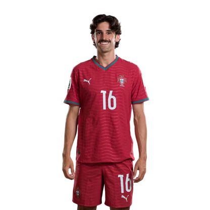 Camisola da Seleção Portuguesa de Futebol para o Mundial 2026 (versão do jogador/versão do jogo) - Avançados: N.º16 FRANCISCO TRINCAO, N.º17 RAFAEL LEAO, N.º18 PEDRO NETO