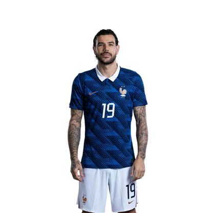 Maillot de l'équipe de France de football pour la Coupe du Monde 2026 (Version joueur/Version match) — Défenseurs : n° 19 Theo Hernandez, n° 21 Lucas Hernandez, n° 26 Maxence Lacroix