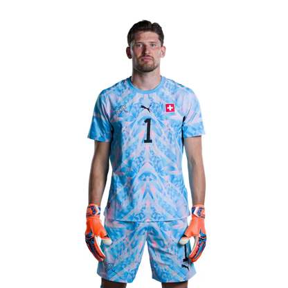 Schweizer Fußballnationalmannschaftstrikot 2026 (Spielerversion/Spielversion) — Torhüter: Nr. 1 Gregor Kobel, Nr. 12 Yvon Mvogo, Nr. 21 Marvin Keller