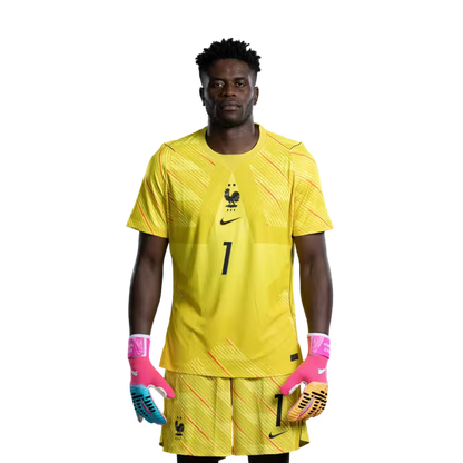 Maillot de l'équipe de France de football pour la Coupe du Monde 2026 (Version joueur/Version match) — Gardiens de but : N° 1 Brice SAMBA, N° 16 Mike MAIGNAN, N° 23 Robin RISSER