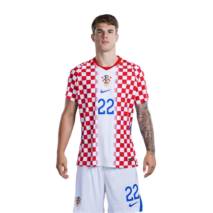Dres hrvatske nogometne reprezentacije za Svjetsko prvenstvo 2026. (verzija za igrača/verzija za utakmicu) — Obrambeni igrači: Br. 22 Luka VUSKOVIĆ, Br. 25 Martin ERLIĆ