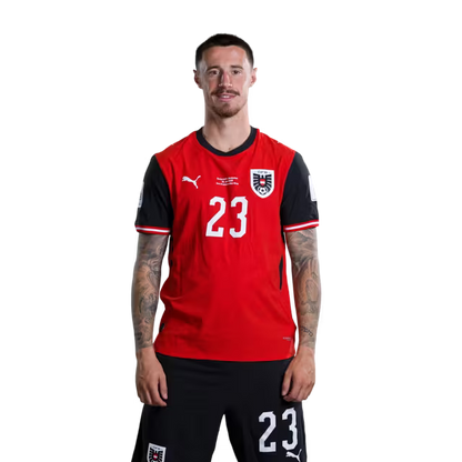 Österreichisches Nationalmannschaftstrikot für die WM 2026 (Spielerversion/Match-Version) – Abwehr: Nr. 23 Marco FRIEDL, Nr. 25 Michael SVOBODA