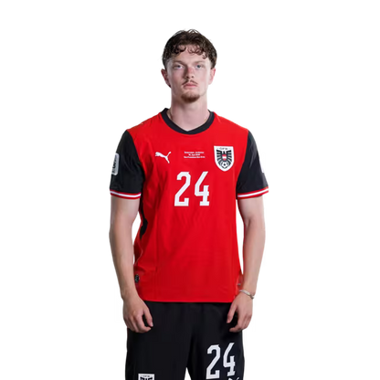 Österreichisches Nationalmannschaftstrikot für die WM 2026 (Spielerversion/Match-Version) – Mittelfeldspieler: Nr. 24 Paul WANNER, Nr. 26 Alessandro SCHÖPF