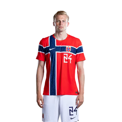 Norges landslag i fotball VM-drakt 2026 (spillerversjon/kampversjon) — Forsvarere: Nr. 24 Sondre LANGAS, nr. 25 Henrik FALCHENER