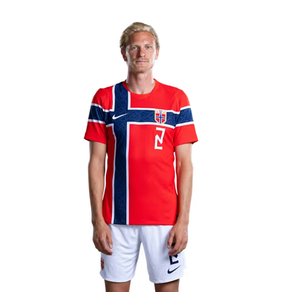 Norges landslag i fotball VM-drakt 2026 (spillerversjon/kampversjon) — Midtbanespillere: Nr. 2 Morten Thorsby, Nr. 6 Patrick BERG, Nr. 8 Sander BERGE