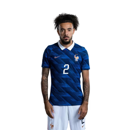 Maillot de l'équipe de France de football pour la Coupe du Monde 2026 (Version joueur/Version match) — Défenseurs : n° 2 Malo Gusto, n° 3 Lucas Digne, n° 4 Dayot Upamecano