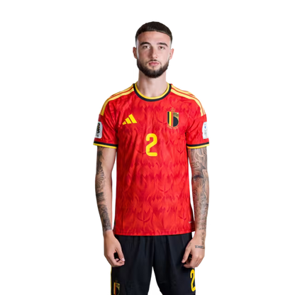 Belgisch nationaal voetbalelftal – WK-shirt 2026 (spelersversie/wedstrijdversie) — Verdedigers: nr. 2 Zeno DEBAST, nr. 3 Arthur THEATE, nr. 4 Brandon MECHELE