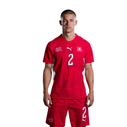 Schweizer Fußballnationalmannschaftstrikot 2026 (Spielerversion/Spielversion) — Verteidiger: Nr. 2 Miro Müheim, Nr. 3 Silvan Widmer, Nr. 4 Nico Elvedi
