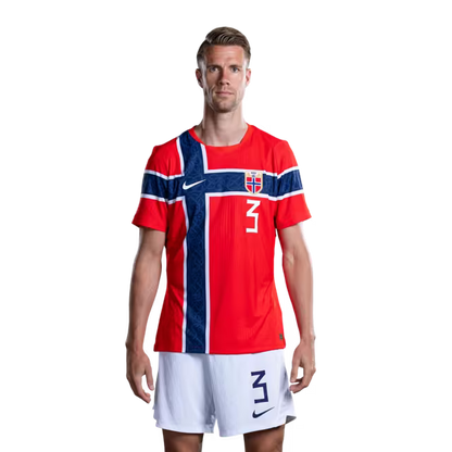Norges landslag i fotball VM-drakt 2026 (spillerversjon/kampversjon) — Forsvarere: Nr. 3 Kristoffer AJER, nr. 4 Leo Østigard, nr. 5 David Møller Wolfe