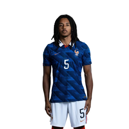 Maillot de l'équipe de France de football pour la Coupe du Monde 2026 (Version joueur/Version match) — Défenseurs : n° 5 Jules KOUNDÉ, n° 15 Ibrahima KONATÉ, n° 17 William SALIBA