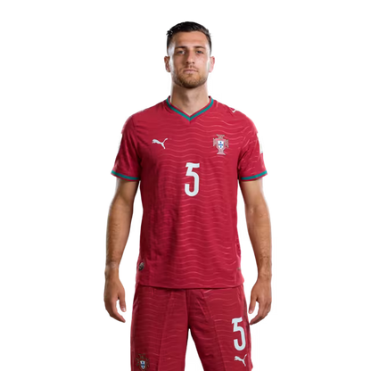 Camisola da Seleção Portuguesa de Futebol para o Mundial 2026 (versão do jogador/versão do jogo) - Defesas: Nº 5 DIOGO DALOT, Nº 13 RENATO VEIGA, Nº 14 GONCALO INACIO
