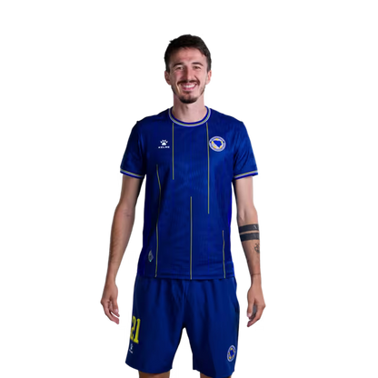 Dres Bosne i Hercegovine za Svjetsko prvenstvo 2026. - Verzija za igrače - Verzija za utakmicu - Odbrambeni igrači: Br. 21 Stjepan RADELJIĆ, Br. 23 Arjan MALIĆ