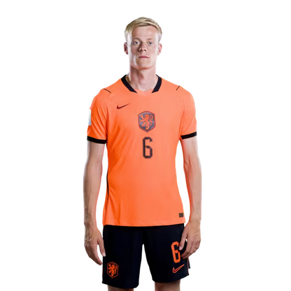 Nederlands elftal WK-shirt 2026 (spelersversie/wedstrijdversie) — Verdedigers: nr. 6 Jan Paul VAN HECKE, nr. 12 Mats WIEFFER, nr. 15 Micky VAN DE VEN