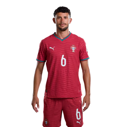 Camisola da Seleção Portuguesa de Futebol para o Mundial 2026 (versão de jogador/versão de jogo) — Médios: N.º6 MATHEUS NUNES , Nº8 BRUNO FERNANDES, Nº10 BERNARDO SILVA