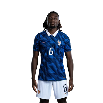 Maillot de l'équipe de France de football pour la Coupe du Monde 2026 (version joueur/version match) — Milieux de terrain : n° 6 Manu Koné, n° 8 Aurélien Tchouaméni, n° 13...