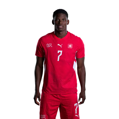 Schweizer Fußballnationalmannschaftstrikot 2026 (Spielerversion/Spielversion) — Stürmer: Nr. 7 Breel Embolo, Nr. 11 Dan Ndoye, Nr. 16 Christian Fassnacht