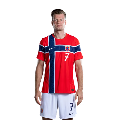 Norges landslag i fotball VM-drakt 2026 (spillerversjon/kampversjon) — Spisser: Nr. 7 Alexander SØRLOTH, nr. 9 Erling HAALAND, nr. 11 Jørgen STRAND LARSEN