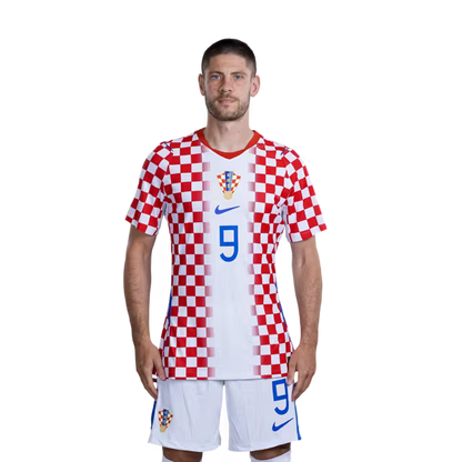 Dres hrvatske nogometne reprezentacije za Svjetsko prvenstvo 2026. (verzija za igrača/verzija za utakmicu) — Napadači: Br. 9 Andrej KRAMARIĆ, Br. 11 Ante BUDIMIR, Br. 14 Ivan PERIŠIĆ
